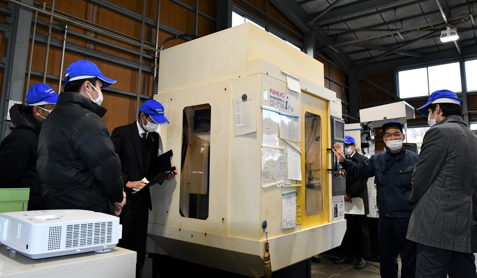 職員は、製造業者で利用される工作機械の活用方法などを学んだ（2月22日、静岡職業能力開発促進センター）
